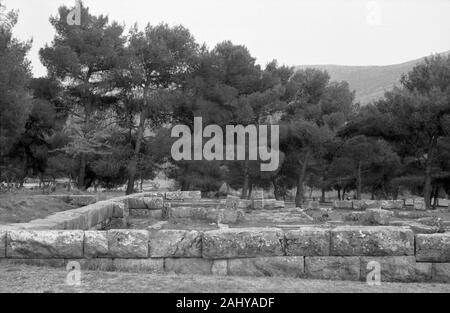 Touristentour durch die Ruinen des alten antiken Olympia, Griechenland 1950er. Touristische Führung durch die Ruinen des antiken Olympia, Griechenland 1950. Stockfoto