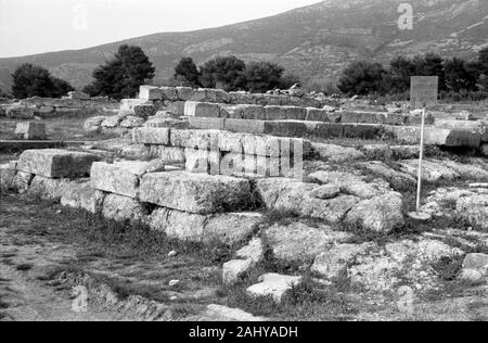 Touristentour durch die Ruinen des alten antiken Olympia, Griechenland 1950er. Touristische Führung durch die Ruinen des antiken Olympia, Griechenland 1950. Stockfoto