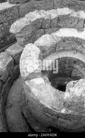 Touristentour durch die Ruinen des alten antiken Olympia, Griechenland 1950er. Touristische Führung durch die Ruinen des antiken Olympia, Griechenland 1950. Stockfoto