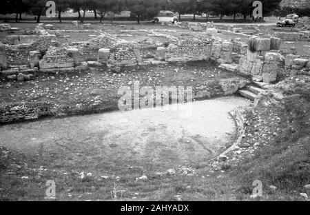 Touristentour durch die Ruinen des alten antiken Olympia, Griechenland 1950er. Touristische Führung durch die Ruinen des antiken Olympia, Griechenland 1950. Stockfoto