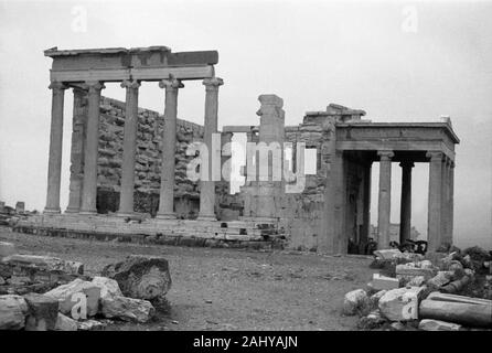 Touristentour durch die Ruinen des alten antiken Olympia, Griechenland 1950er. Touristische Führung durch die Ruinen des antiken Olympia, Griechenland 1950. Stockfoto