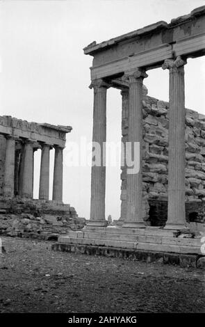 Touristentour durch die Ruinen des alten antiken Olympia, Griechenland 1950er. Touristische Führung durch die Ruinen des antiken Olympia, Griechenland 1950. Stockfoto