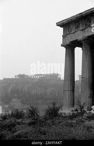 Touristentour durch die Ruinen des alten antiken Olympia, Griechenland 1950er. Touristische Führung durch die Ruinen des antiken Olympia, Griechenland 1950. Stockfoto