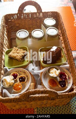 Picknickkorb an der Ferryland Leuchtturm in Neufundland und Labrador, Kanada. Der Korb hält, Sandwiches, alkoholfreie Getränke, Gebäck und Desserts. Stockfoto