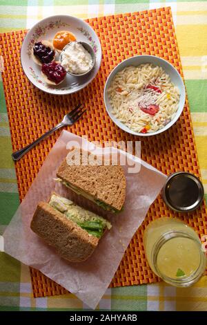 Picknick an der Ferryland Leuchtturm in Neufundland und Labrador, Kanada. Der Korb hält, Sandwiches, alkoholfreie Getränke, Gebäck und Desserts. Stockfoto