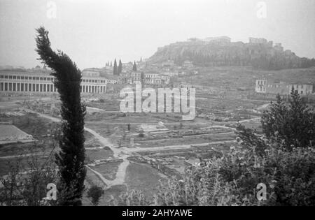 Touristentour durch die Ruinen des alten antiken Olympia, mit Blick auf die Akropolis, Spanien 1950er. Touristische Tour durch die Ruinen des antiken Olympia mit Blick auf die Akropolis, Griechenland 1950. Stockfoto