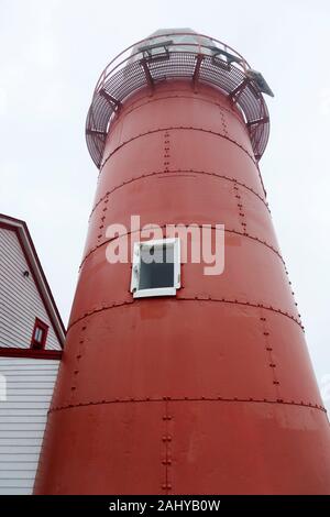 Der Rote Turm von Ferryland Leuchtturm an einem nebligen Tag in Neufundland und Labrador, Kanada. Der Leuchtturm wurde 1870 gebaut. Stockfoto