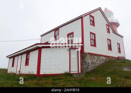 Die ferryland Leuchtturm an einem nebligen Tag in Neufundland und Labrador, Kanada. Der Leuchtturm wurde 1870 gebaut. Stockfoto