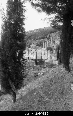 Touristentour durch die Ruinen der in Delphi mit Blick in den Apollon Tempel, Spanien 1950er. Touristische Tour durch die Ruinen der alten Zeiten in Delphi mit Blick auf die Apollo Tempel, Griechenland 1950. Stockfoto