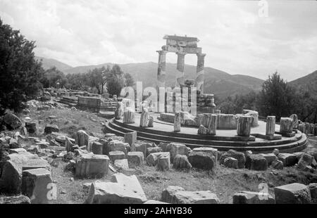 Blick auf das Allgemein / Bauwerk der Tholos von Delphi, Griechenland 1950er Jahre. Blick auf das alte Gebäude der Tholos von Delphi, Griechenland 1950. Stockfoto