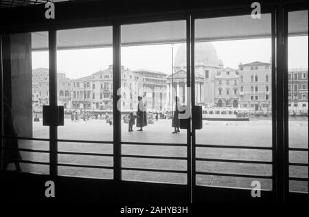 Ein Ausgang der Kirche San Simeone Piccolo im Sestiere Santa Croce, Venedig Italien 1954. Eine Ausfahrt vor der Kirche von San Simeone Piccolo im Sestiere Santa Croce, Venedig Italien 1954. Stockfoto