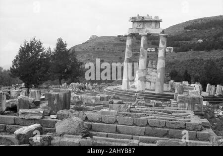 Blick auf das Allgemein / Bauwerk der Tholos von Delphi, Griechenland 1950er Jahre. Blick auf das alte Gebäude der Tholos von Delphi, Griechenland 1950. Stockfoto