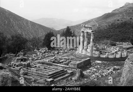 Blick auf das Allgemein / Bauwerk der Tholos von Delphi, Griechenland 1950er Jahre. Blick auf das alte Gebäude der Tholos von Delphi, Griechenland 1950. Stockfoto