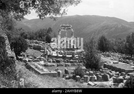 Blick auf das Allgemein / Bauwerk der Tholos von Delphi, Griechenland 1950er Jahre. Blick auf das alte Gebäude der Tholos von Delphi, Griechenland 1950. Stockfoto