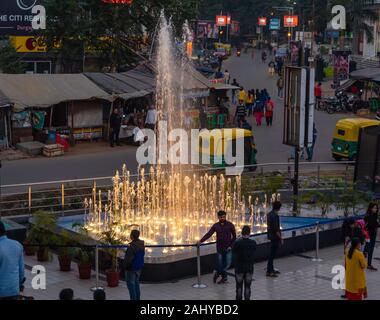 Durgapur, Westbengalen/Indien - Dezember 19,2019. Beleuchtung Brunnen außerhalb einer modernen City Shopping Complex Stockfoto