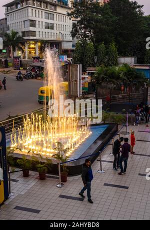 Durgapur, Westbengalen/Indien - Dezember 19,2019. Beleuchtung Brunnen außerhalb einer modernen City Shopping Complex Stockfoto