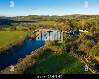 Luftaufnahme der Ken Dee Brücke und des Flusses, in der Nähe von New Galloway, Dumfries und Galloway, Schottland Stockfoto