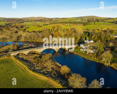 Luftaufnahme der Ken Dee Brücke und des Flusses, in der Nähe von New Galloway, Dumfries und Galloway, Schottland Stockfoto