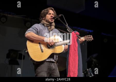 Jack Savoretti Auftritt beim Cheltenham Jazz Festival, 27. April 2017 Stockfoto