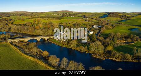 Luftaufnahme der Ken Dee Brücke und des Flusses, in der Nähe von New Galloway, Dumfries und Galloway, Schottland Stockfoto