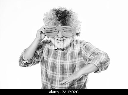 Netter Witz. Opa immer Spaß. Ältere Clown. Man älteren bärtigen fröhliche Person tragen bunte Perücke und Sonnenbrille. Spaß haben. Lustige Lebensstil. Spaß und Unterhaltung. Comic Großvater Konzept. Stockfoto