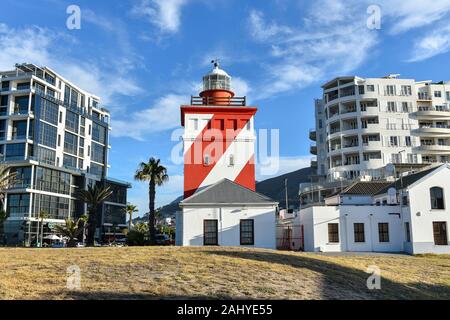 Der Green Point Lighthouse in Mouille Point ist der älteste Leuchtturm, der in Kapstadt, Südafrika gebaut wurde Stockfoto