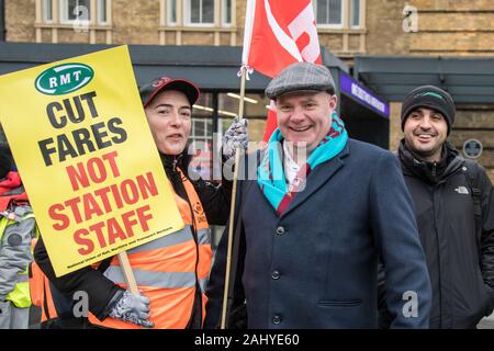 London, Großbritannien. 2. Januar, 2020. Steve Hedley, Stellvertretender Generalsekretär der RMT-Union (mit Schal) verbindet die Vereinigung britischer Pendler und Mitglieder des RMT Union wie sie protestieren am Bahnhof Kings Cross in London weiter Personal abgebaut, riseing Flugpreise und ein allgemeiner Rückgang der Rail Services zu markieren. David Rowe/Alamy Leben Nachrichten. Stockfoto