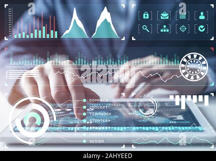 Digitale Tablet und finanziellen Graph mit sozialen Netzplan und Hand mit Stift für den Hintergrund. Professionelle finanzielle Infografiken und Analytics. Stockfoto