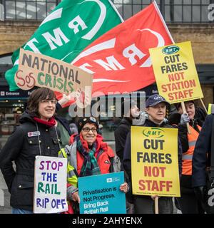 London, Großbritannien. 2. Januar, 2020. Der Verband der britischen Pendler und Mitglieder der RMT-Verbandes ein Protest am Bahnhof Kings Cross in London weiter Personal abgebaut, riseing Flugpreise und ein allgemeiner Rückgang der Rail Services zu markieren. David Rowe/Alamy Leben Nachrichten. Stockfoto