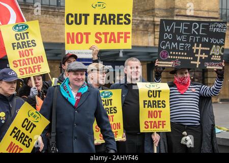 London, Großbritannien. 2. Januar, 2020. Steve Hedley, Stellvertretender Generalsekretär der RMT-Union (mit Schal) verbindet die Vereinigung britischer Pendler und Mitglieder des RMT Union wie sie protestieren am Bahnhof Kings Cross in London weiter Personal abgebaut, riseing Flugpreise und ein allgemeiner Rückgang der Rail Services zu markieren. David Rowe/Alamy Leben Nachrichten. Stockfoto