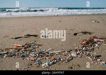 Micro Kunststoffe Küste Verschmutzung, belasteten Ökosystem Erde retten Konzept Stockfoto