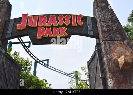 Universal Studios Singapur, Asien, 11. august 2019: Eingangstor des Jurassic Parks im Themenpark Stockfoto