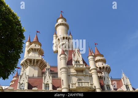 Universal Studios Singapur, Asien, 12. august 2019: Ein wunderschönes Schloss im Themenpark. Stockfoto