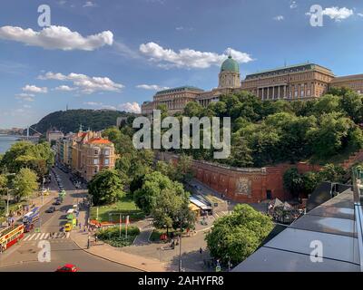 Arial Blick vom Kreisverkehr am Clark Adam Platz in Budapest auf den Castel Hill mit dem berühmten Buda-Castel oder dem Königlichen Palast von Ungarn Stockfoto