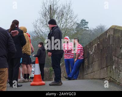 Mappleton/Mapleton Brücke springen, jährlichen Tag der neuen Jahre Benutzerdefiniert. Teilnehmer an Fancy Dress vorbereiten, Okeover Brücke springen und in Fluss Dove unten. Stockfoto