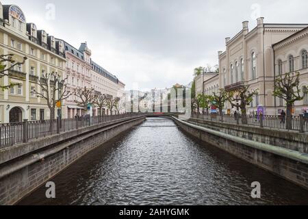 Karlsbad, Tschechische Republik - 5. Mai 2017: Fluss Tepla Perspektive, die Menschen auf die Straße gehen Stockfoto