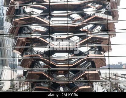 Hudson Yards, New York City, NY - Dezember 15, 2019: Hudson Yards, Blick auf touristische climinbing die Treppe des Schiffes, Midtown West, Manhattan Stockfoto