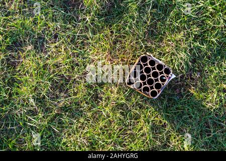 Feuerwerk Abfall Abfall nach Silvester auf Gras, Ansicht von oben Stockfoto