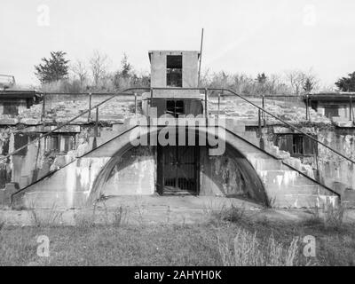 Verlassene Fort Hancock Küsten Armee miliatary Artillerie Basis bei Sandy Hook, New Jersey, Schwarz und Weiß Stockfoto