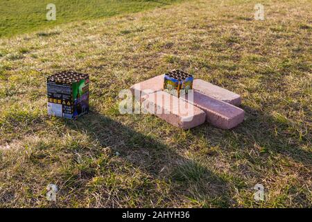 Feuerwerk Abfall Abfall nach Silvester auf Gras Stockfoto