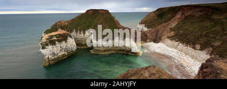 Dramatische Wolken über den Kreidefelsen bei Flamborough Head, East Riding von Yorkshire, England, Großbritannien Stockfoto