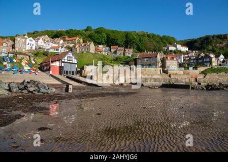 Ein sonniger Frühlingstag an [Songbook] Bay an der Küste von East Yorkshire, England. Stockfoto