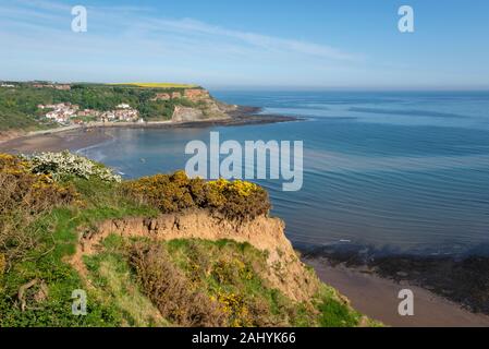 Ein sonniger Frühlingstag an [Songbook] Bay an der Küste von East Yorkshire, England. Stockfoto