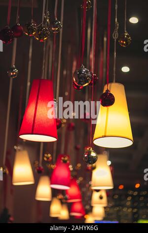 Rote und gelbe Lampen und neues Jahr Dekorationen im chinesischen Stil. Stockfoto