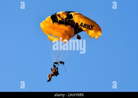 Us-Armee goldene Ritter Zug zusammen bei einer gemeinsamen Übung mit anderen Fallschirm team Soldaten. Zusätzlich zu den goldenen Ritter, die Teams hier für die Ausbildung gehören: der Britischen Armee der Roten Teufel, die U.S. Army Special Operations Command Schwarz Dolche, die Navy Leap Frogs, der US Air Force Wings von Blau, die US Special Operations Command Para Commandos, und Fort Benning's Silver Wings. (U.S. Armee Foto von Lara Poirrier) Stockfoto