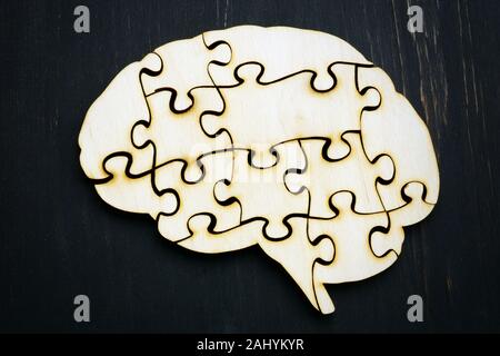 Gehirn aus Puzzles aus Holz. Achtsamkeit Konzept. Stockfoto