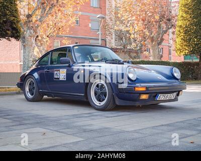 MONTMELO, Spanien - 30 November, 2019 - 1986 Porsche 911 Carrera auf den Straßen der Stadt Stockfoto