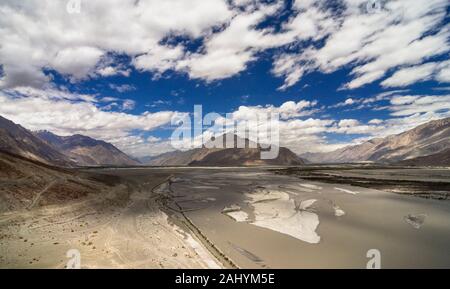 Shyok Fluss fließt durch Nubra Valley, Ladakh, Indien, Asien Stockfoto