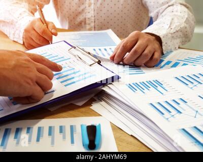 Business Meeting und Teamarbeit. Unternehmer finanzielle Ergebnisse diskutieren. Stockfoto
