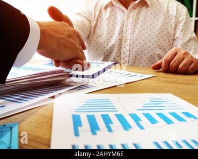 Unternehmer Hände schütteln im Büro. Den geschäftlichen Erfolg. Der Abschluss des Vertrages. Stockfoto